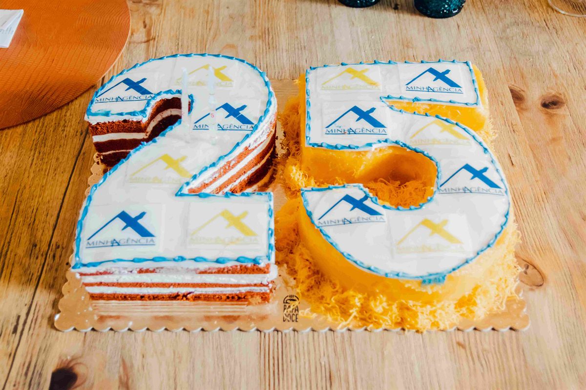Bolo dos 25 anos com o logótipo da agência.
